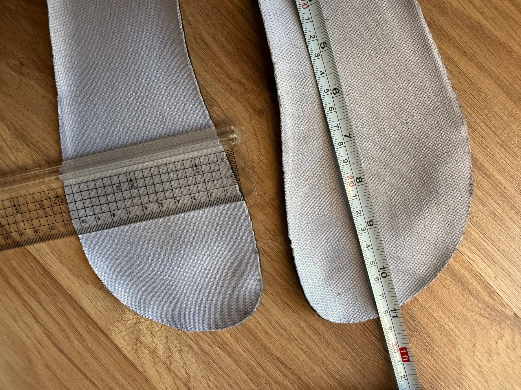 Tape measure and ruler showing the approximate length and width of EU 43 WYDE Nova insoles