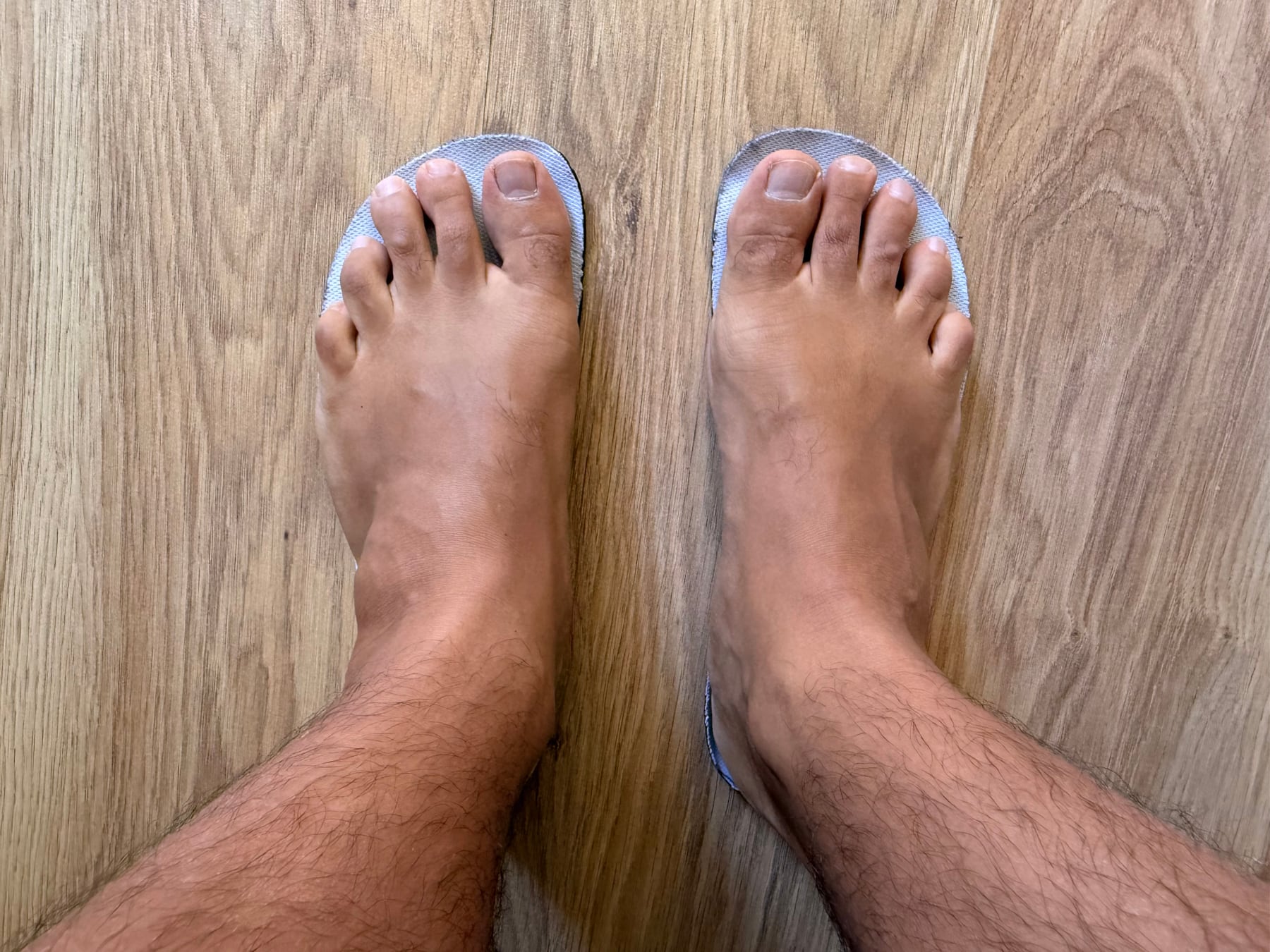 Feet measuring about 27.3 cm long and 10.5 cm wide placed over WYDE Nova EU 43 insoles